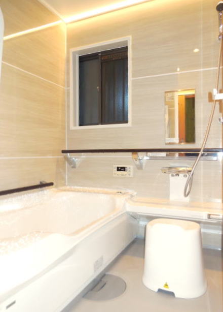 クリナップ「アクリアバス」１６１６型　壁カラー：ペアウッドナチュラル　スムーズ浴槽　施工例